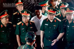 Đại tướng Nguyễn Trọng Nghĩa trao đổi với lực lượng làm nhiệm vụ tìm kiếm, quy tập hài cốt liệt sĩ tại Công viên Lê Thị Riêng. (Ảnh: Thế Anh)