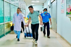 Trái tim hiến tặng được ê-kíp bác sĩ vận chuyển khẩn trương về ghép cho bệnh nhi. 