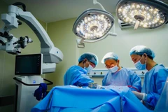 Ê-kíp bác sĩ phẫu thuật bóc tách hai khối u não. 