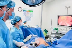 Bác sĩ Bệnh viện Chợ Rẫy thực hiện phẫu thuật nội soi. (Ảnh: Bệnh viện cung cấp)