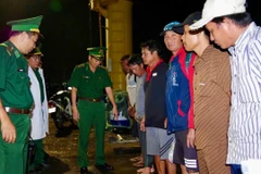Các thuyền viên bị nạn được Bộ đội Biên phòng đưa vào bờ an toàn. (Ảnh: CTV)