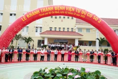 Các đại biểu cắt băng khánh thành Bệnh viện Từ Dũ cơ sở 2 ở Cần Giờ.