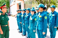 Phó Tư lệnh Quân khu 7 kiểm tra tại Ban Chỉ huy phòng thủ khu vực xã Bình Mỹ.