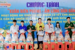 Đồn Biên phòng Thạnh An phối hợp trao quà Tết cho học sinh có hoàn cảnh khó khăn. (Ảnh: QUANG TIẾN).