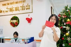 Một bạn trẻ tham gia hiến máu tình nguyện tại Bệnh viện Chợ Rẫy.