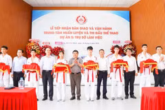 Các đại biểu cắt băng khánh thành.