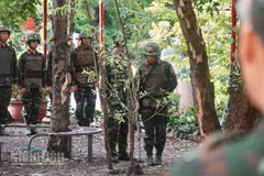 Lực lượng công binh rà soát, gỡ các thiết bị vật liệu nổ tại Công viên Lê Thị Riêng.