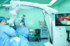 Bác sĩ phẫu thuật theo phương pháp VNS.