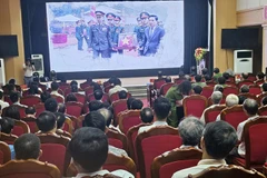 Các đại biểu xem phim phóng sự tài liệu.