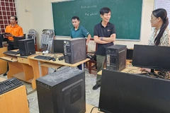 Triều cường, mưa lũ gây ngập phòng học, hư hỏng máy tính của trường học ở xã Tiên Trang, tỉnh Thanh Hóa.