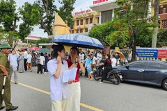 Phụ huynh đón, chăm sóc thí sinh sau mỗi buổi thi.