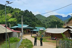 Bộ đội biên phòng lắp đèn chiếu sáng bằng năng lượng mặt trời ở bản vùng cao biên giới.