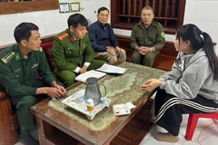 Công an cùng lực lượng chức năng đến gia đình chủ sở hữu tàu cá đối soát thông tin, cập nhật dữ liệu. 