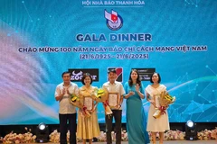 Lãnh đạo Ban Tuyên Giáo và Dân vận Tỉnh ủy, Thường trực Hội Nhà báo tỉnh Thanh Hóa trao phần thưởng cho các tác giả có tác phẩm ảnh đoạt giải B.
