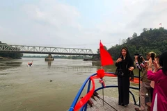 Cây cầu Hàm Rồng lịch sử cùng tour du lịch trên sông Mã hấp dẫn khách du lịch.