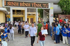 Thí sinh rời địa điểm thi Trường trung học phổ thông Đào Duy Từ ở thành phố Thanh Hóa.