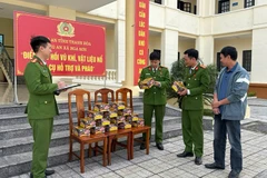 Công an kiểm tra, kê biên số lượng pháo hoa nổ công dân tự giác giao nộp.