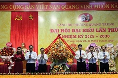Đại diện Tỉnh ủy Thanh Hóa trao tặng lẵng hoa chúc mừng đại hội.