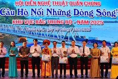Ban tổ chức trao cúp, quà lưu niệm cho các đoàn tham dự hội diễn.