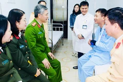 Công an Thanh Hóa thăm đồng đội bị thương khi thực hiện nhiệm vụ.