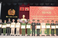 Bộ Công an, Ủy ban nhân tỉnh Thanh Hóa tặng Bằng khen cho các tập thể, cá nhân có chiến công, thành tích xuất sắc.