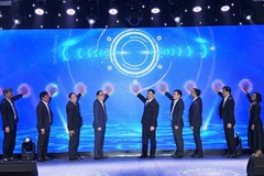 Các đại biểu thực hiện nghi thức ra mắt logo mới của Hiệp hội doanh nghiệp tỉnh Thanh Hóa.