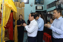Phó Thủ tướng Chính phủ và lãnh đạo tỉnh Thanh Hóa viếng Anh hùng Lực lượng vũ trang nhân dân Ngô Thị Tuyển.