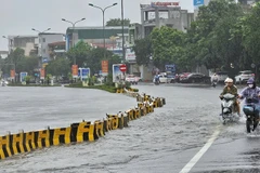 Điểm ngập nước phía bắc cầu vượt Phú Sơn chiều 22/7.
