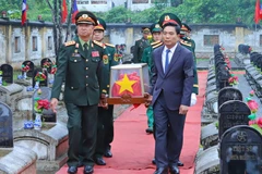 Các đại biểu đón, di chuyển, an táng hài cốt liệt sĩ tại Nghĩa trang Đồng Tâm.