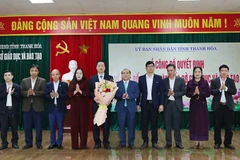 Đại diện Sở Giáo dục và Đào tạo Thanh Hóa tặng hoa chúc mừng tân giám đốc Sở.