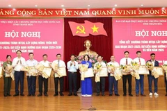 Lãnh đạo tỉnh Thanh Hóa trao tặng Bằng khen cho các tập thể có thành tích xuất sắc.