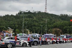 Các vận động viên cùng phương tiện tham dự giải đua ô-tô.