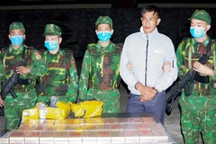 Bộ đội Biên phòng bắt giữ đối tượng cùng ma túy tang vật.