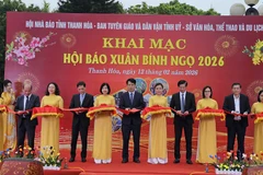 Các đại biểu cắt băng khai mạc Hội báo Xuân 2026.