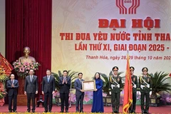 Phó Chủ tịch nước Võ Thị Ánh Xuân trao Huân chương Lao động cho tỉnh Thanh Hóa.