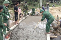 Bộ đội Biên phòng tham gia làm cầu, đường ở bản Co Cài, xã Trung Lý, tỉnh Thanh Hóa.