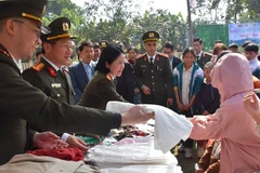 Công an cấp phát hàng hóa cho người dân xã Xuân Thái.