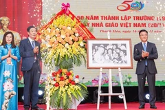 Phó Thủ tướng Chính phủ tặng ảnh "Bác Hồ với học sinh" và hoa chúc mừng Trường trung học phổ thông Hàm Rồng.