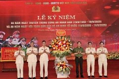 Lãnh đạo Bộ Công an tặng lẵng hoa chúc mừng các thế hệ Công an Thanh Hóa.