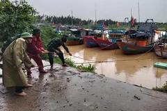 Lực lượng vũ trang Thanh Hóa buộc chắc các phương tiện, bảo đảm tránh đứt dây neo, hạn chế va đập, phòng chống cháy nổ tại âu tránh trú bão.