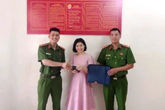 Công an xã Hoằng Hóa giao trả tài sản cho chủ sở hữu đánh rơi.