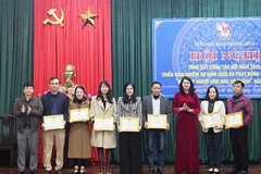 Hội Nhà báo tỉnh Thanh Hóa khen thưởng các hội viên có thành tích xuất sắc.