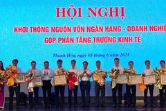 Lãnh đạo tỉnh Thanh Hóa trao tặng Bằng khen cho các doanh nghiệp chung tay vì người nghèo.