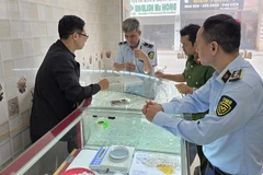 Lực lượng liên ngành kiểm tra hành chính hoạt động kinh doanh vàng bạc ở Thanh Hóa.