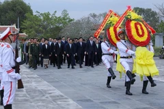 Các đại biểu dâng hoa, tưởng niệm liệt sĩ tại nghĩa trang liệt sĩ Hàm Rồng, tỉnh Thanh Hóa.