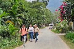 Người nước ngoài đi bộ, trải nghiệm hệ sinh thái ở xã Pù Luông, tỉnh Thanh Hóa.