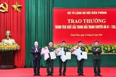 Lãnh đạo Bộ Tư lệnh Biên phòng trao thưởng cho các tập thể lập công.