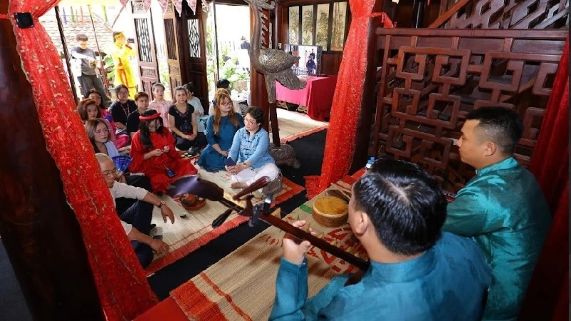 Sinh Viên FPT Số Hóa Tín Ngưỡng Thờ Mẫu Tam Phủ Qua Triển Lãm Nghệ Thuật 'Căn Số'