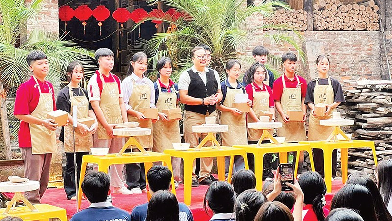 Khách du lịch trải nghiệm tại lò gốm cổ tại làng gốm Bát Tràng.