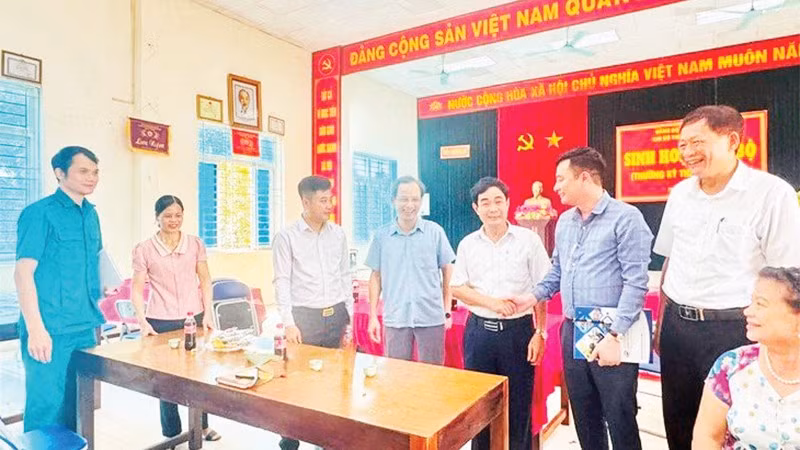 Lãnh đạo xã Tam Hưng tham dự sinh hoạt chi bộ và trò chuyện với đảng viên ở cơ sở. 